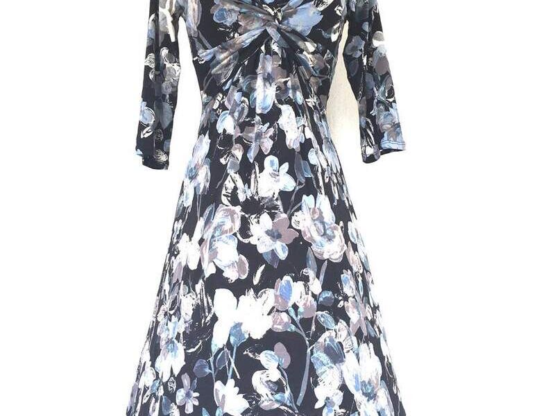 Vestido casual largo con mangas blanco y azul 