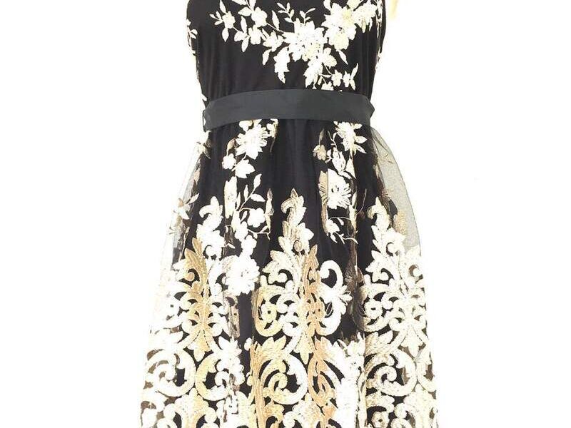 Vestido Corto Con Cuello Redondo 