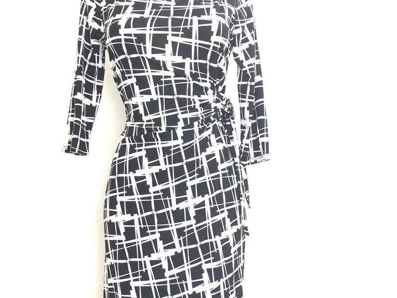 Vestido Corto con Mangas 