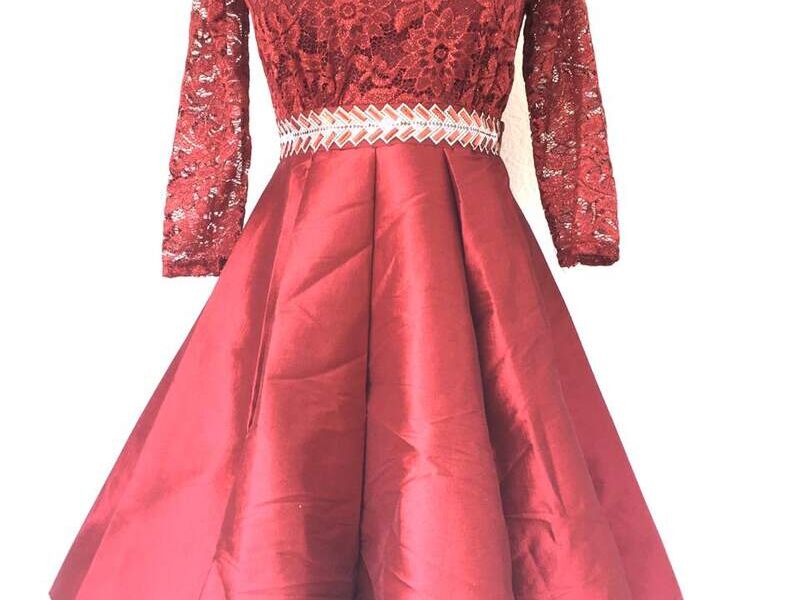 Vestido Corto con Falda y Mangas 