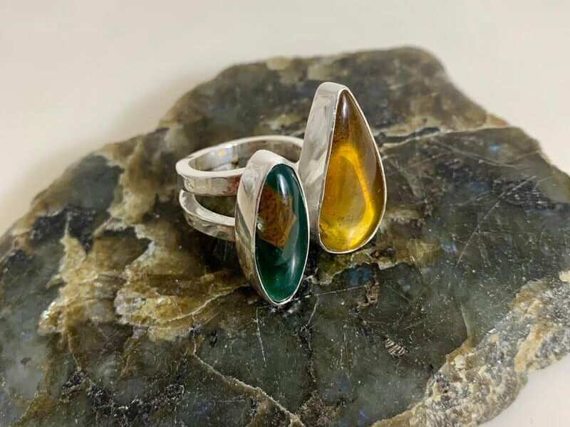 Anillo chrysocolla y ámbar 