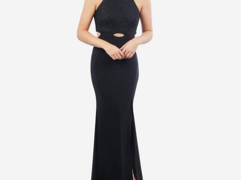 Vestido negro con cintura expuesta