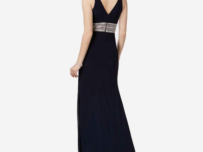 Vestido en V con cinturón de cristalería