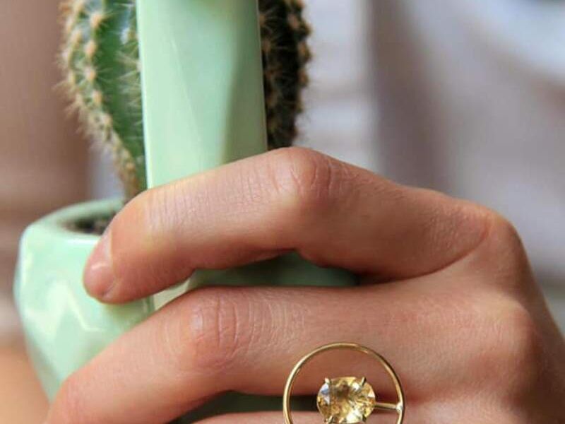 Anillo de oro amarillo, citrino y zafiro