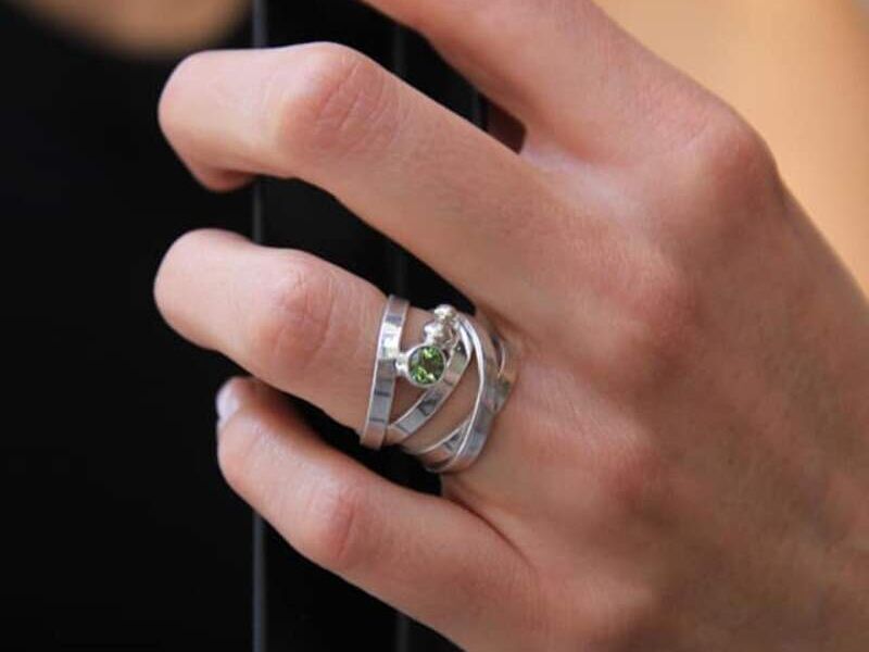Anillo de plata con turmalina verde.
