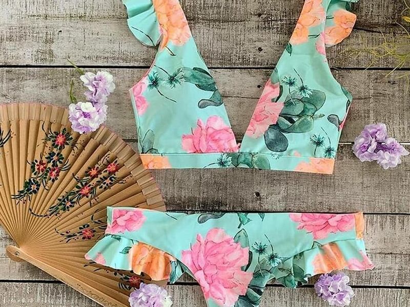 Traje de baño de dos piezas con diseño frutal