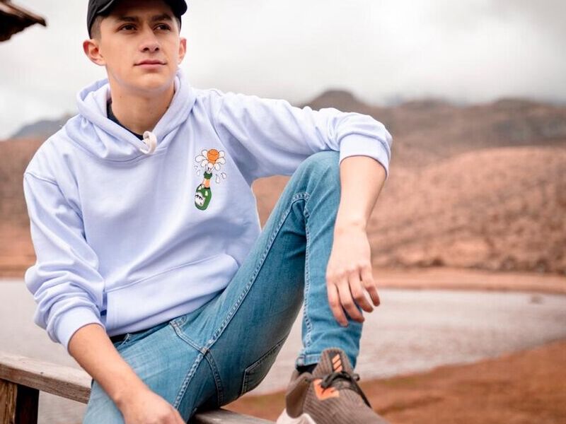 Hoodie Blanco con Diseño de Botella