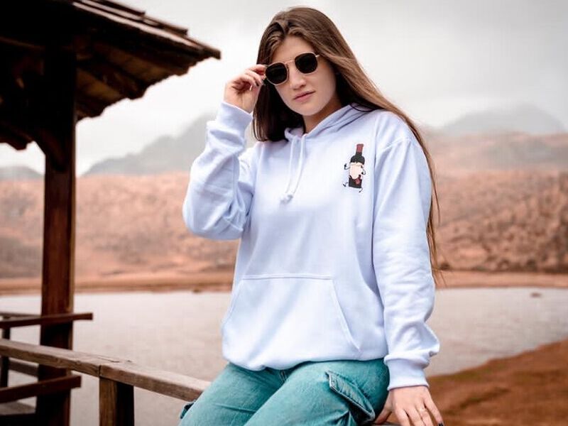 Hoodie Blanco con diseño de Botella de Vino