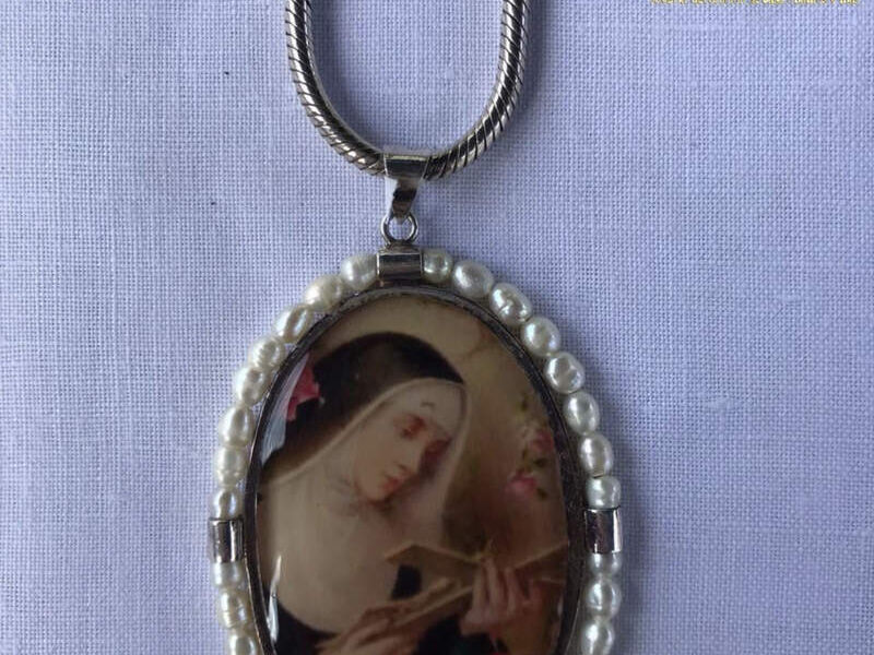 Medallón de plata con perlas