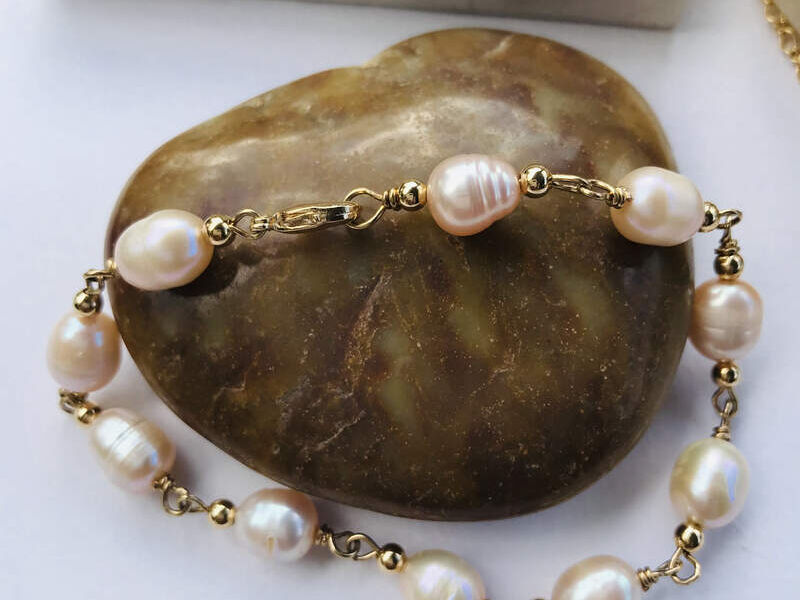 Pulsera tejida de perlas